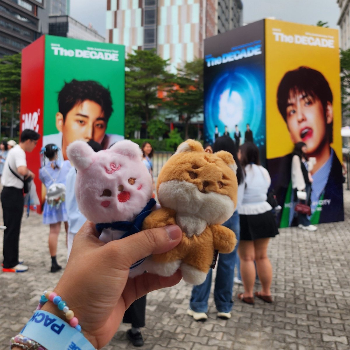 p_sukan's tweet photo. DAY6 THE DECADE #DAY6inHCMC
สนุกกว่าที่คิดไว้เยอะ ฮอลเล็กเลยยิ่งรู้สึกใกล้กัน ฝั่ง L แถว T ก็ยังเห็นเมมเบอร์ทุกคนเท่าๆ กัน ไม่มีสเตจรองไม่ต้องมูฟให้ความรู้สึกอีกแบบ พซจกับวอนพิลมาฝั่งนี้ด้วย 🥹 ถึงไฟ follow จะตามไม่ค่อยทัน แต่ไม่เป็นไร เพราะพี่ซองจินดูจอยมากๆ ยิ้มทั้งคอนเลย 💙 https://t.co/tzXZm9naru
