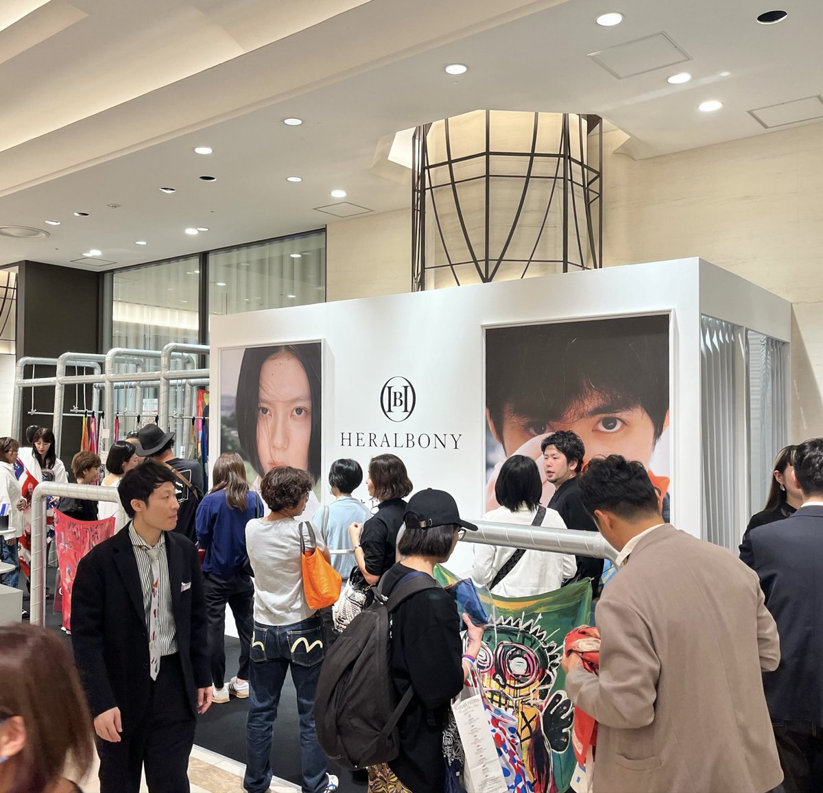 「阪急うめだ 1F」HERALBONYの美が息づく場所。本日、最終日。この瞬間を、お見逃しなく。