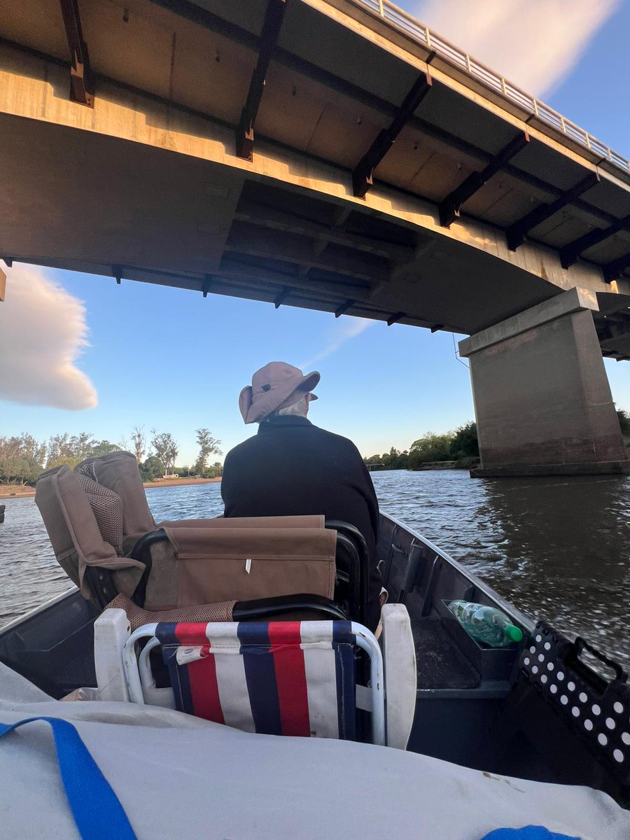 Buen día Orientales; 12 grados por Melo .
Hay ríos que andan y sueñan
Y cantan cumba como el que más.
Pero ninguno me dió esa cosa
Que solo tiembla en el Olimar"
¡ vamos!