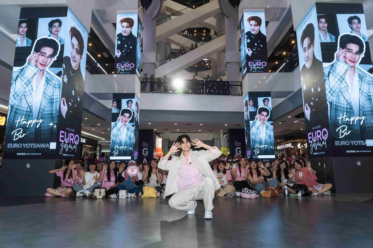 ปีทองของแป๋ว!! “ยูโร” ปลื้ม แฟนคลับไทย-อินเตอร์ รวมพลังฉลองวันเกิด
ในงาน “Shining 29th Birthday With Euro Yotsawat” แป๋วฉ่ำ.....

📨 facebook.com/share/p/19iYZj…

#ShiningBirthdayWithEuro 
#EuroYSWBirthday2025
#ยูโรยศวรรธน์ #Euroyotsawat