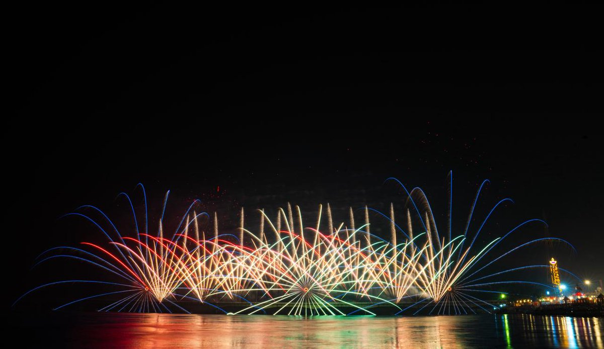 axis_event's tweet photo. Witness the sky over Ayodhya explode in devotion. Every spark is a prayer, every burst a celebration of the return of Prabhu Shri Ram. This is more than a display—it's divine history lighting up the night.

Our Grand Firework show at Ayodhya Deepotsav 

#AyodhyaDeepotsav https://t.co/U8YT2Zqpzu