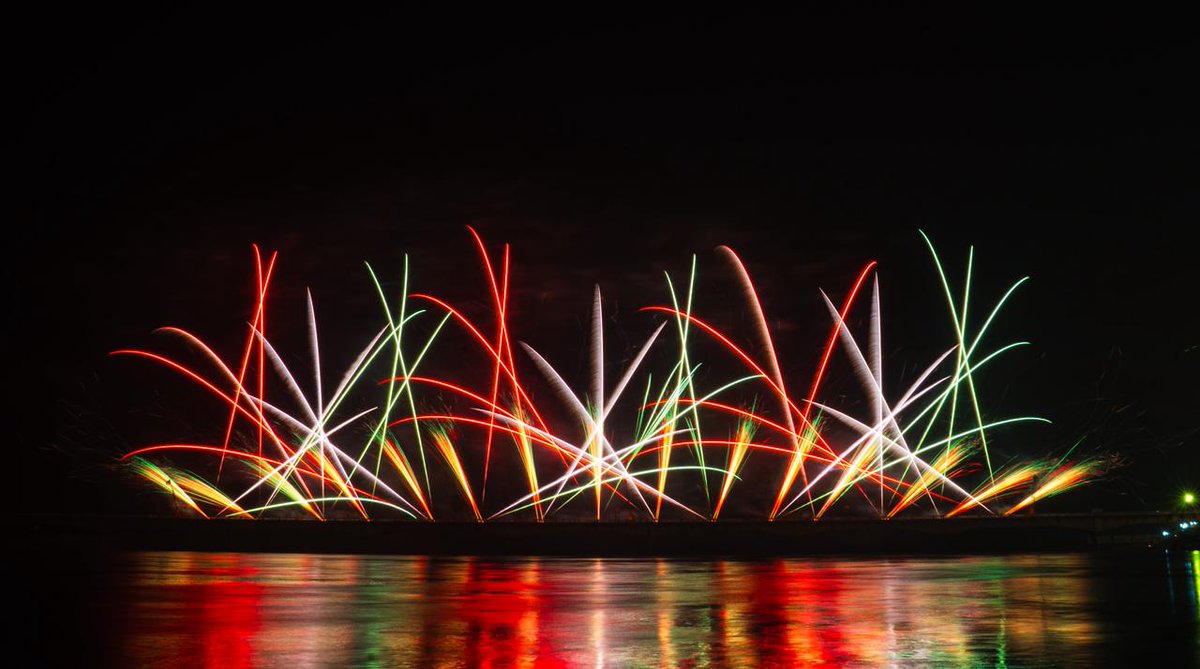 axis_event's tweet photo. Witness the sky over Ayodhya explode in devotion. Every spark is a prayer, every burst a celebration of the return of Prabhu Shri Ram. This is more than a display—it's divine history lighting up the night.

Our Grand Firework show at Ayodhya Deepotsav 

#AyodhyaDeepotsav https://t.co/U8YT2Zqpzu