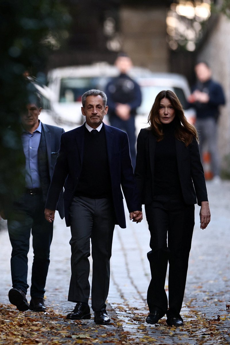 Chi glielo doveva dire, a Carla Bruni, che la foto più importante della sua vita sarebbe potuta essere QUESTA (ma lei lo sa, com'è del tutto evidente)
