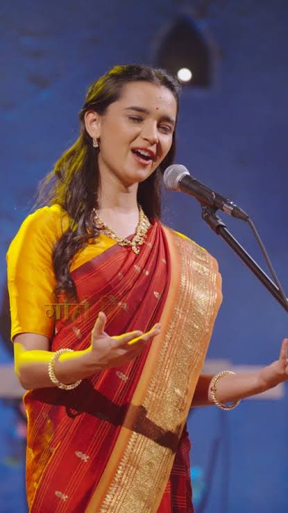 राधिका भिडे या मराठमोळ्या मुलीने i-Popstar या कार्यक्रमात सादर केलेले मराठी लोकगीत नक्की ऐका सगळ्यांनी. तिने एवढे सुंदर गायले की तिथे जे पंजाबी गायक परिक्षक होते ते स्वतः बोलले मराठी एवढी सुंदर भाषा आहे, ते आजपासून मराठी भाषा शिकायला सुरवात करणार आहेत