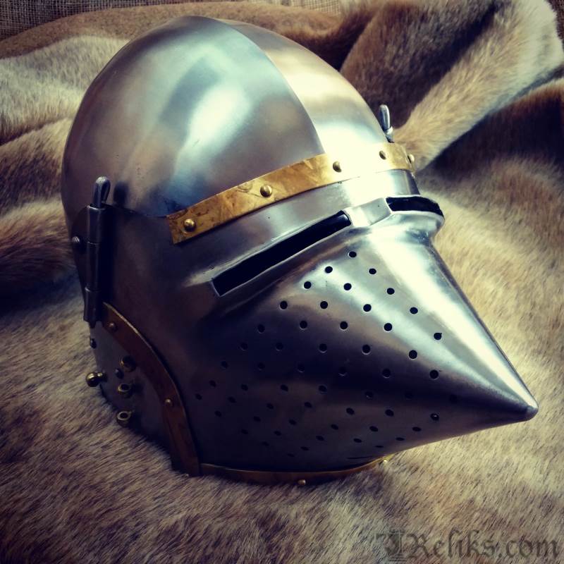 Making out with a knight but it's just sucking on the tip of a houndskull helmet