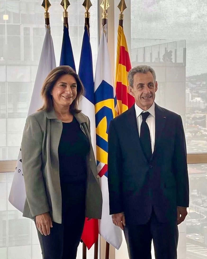 Je veux redire mon soutien à mon ami <a href="/NicolasSarkozy/">Nicolas Sarkozy</a>, à l’homme courageux, passionnément amoureux de notre pays.

Il affronte cette épreuve avec dignité, fidèle à ce qu’il a toujours été.

Rien n’effacera ce qu’il a apporté à la France. L’Histoire saura en garder la juste