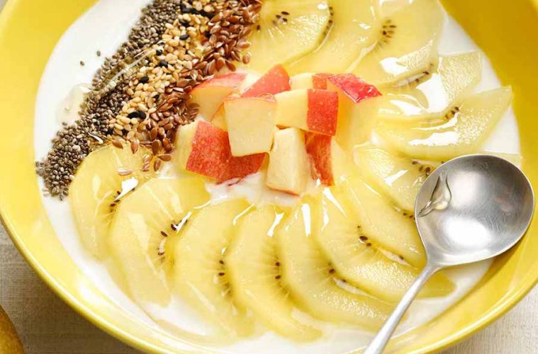 Delicatessenred's tweet image. ¡Buenos días #Gourmets! Comienza el día con #energía con este delicioso #bol de yogur con kiwi, manzana y semillas 🥣😋 acortar.link/1DkJg6