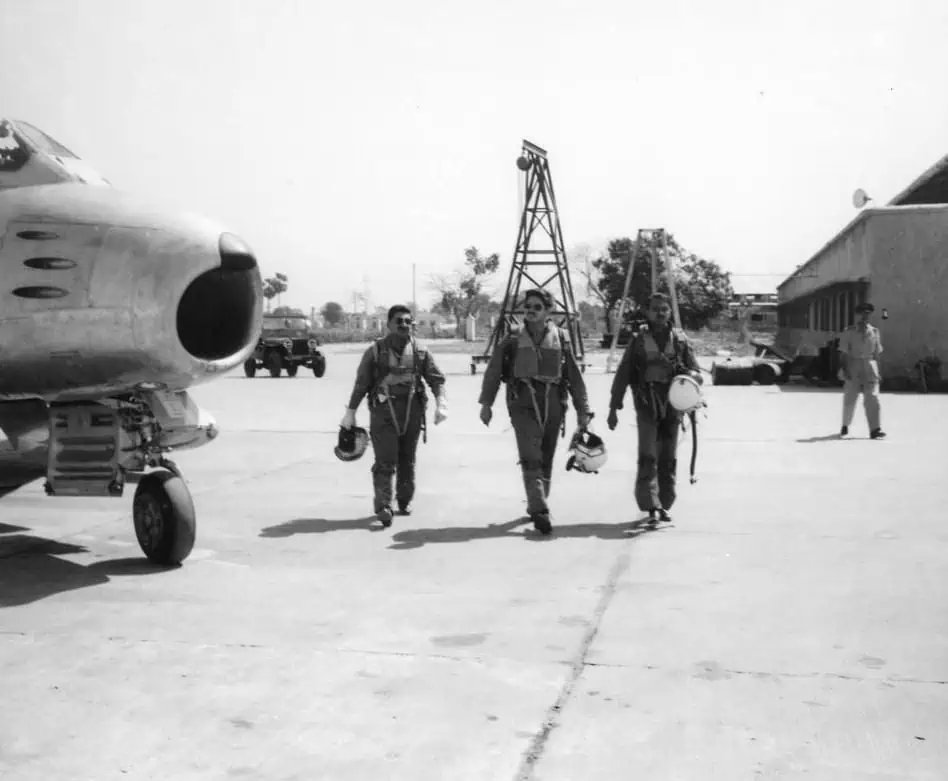 sohailahmedsa's tweet image. Prior to 1965 war, No. 14 Sqn had rotated via Dacca a few times before permanently being deployed there. This photo taken in early 1960’s show Squadron Leader Shabbir Hussain Syed (1st from left) and M. M. Alam.
#PAF #MMAlam