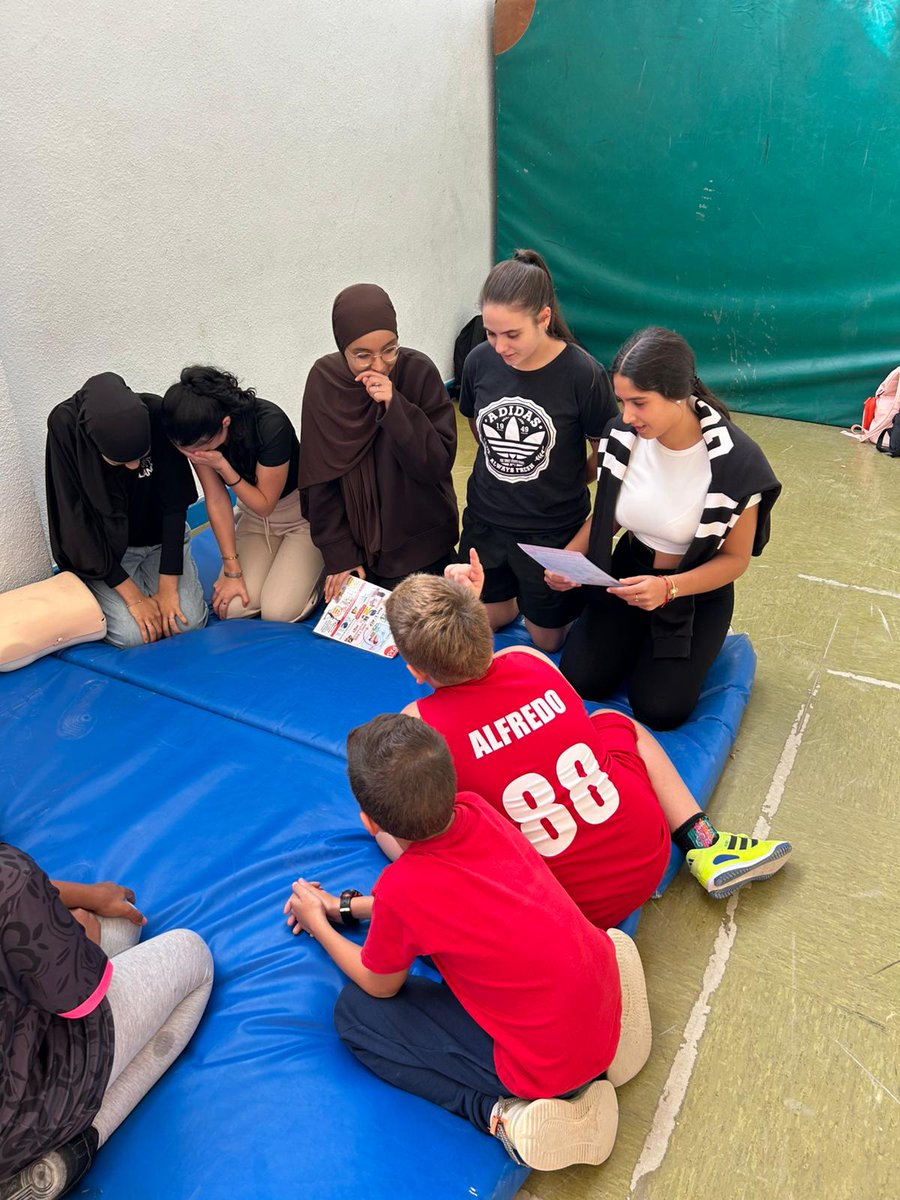 🏥 El IES San Isidoro y el CEIP Vicente Medina, unidos para salvar vidas ❤️
Alumnado de 4.ºD y 4.ºF enseñó a 5.º y 6.º de Primaria maniobras de RCP, posición lateral de seguridad, uso del desfibrilador y cómo actuar ante un atragantamiento.
¡Gracias!🙌🏽 #RCP