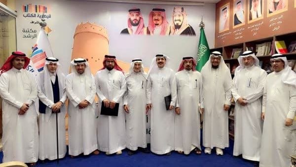qk_2030's tweet photo. في ختام أمسية  #قيصرية_الكتاب فعالية  "مؤلف وكتاب" قام سعادة المشرف العام على #قيصرية_الكتاب الاستاذ أحمد بن فهد الحمدان بتكريم ضيف الأمسية المؤلف أ.مسعود بن فهد المسردي القحطاني ومدير الحوار الأديب/ طلاع بن متعب العمودي 
برعاية  #مكتبة_الرشد https://t.co/t503soQR5i