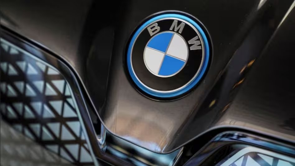 aajtak's tweet photo. ₹70 लाख की BMW से चलेंगे भ्रष्टाचार पर निगरानी रखने वाले लोकपाल, ड्राइवरों को दी जाएगी ट्रेनिंग

लोकपाल अध्यक्ष और सात सदस्य अब देश की सबसे महंगी और आधुनिक BMW 330Li कारों में सवारी करेंगे. कारों की डिलिवरी अगले महीने होगी, और ड्राइवरों को कम से कम सात दिन की ट्रेनिंग दी जाएगी. 

पूरी ख़बर: https://t.co/WoLcWHoX8y 

#BMW #Lokpal