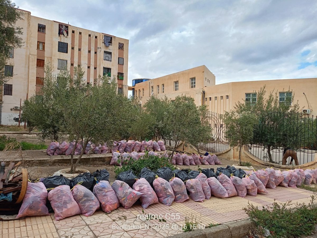 #إيجابية 
الأخ نصر الدين بن حركات في عملية تنظيف نقطة سوداء ببلدية المعذر دامت 6 ساعات ونصف أسفرت عن جمع أكثر من 70 كيس نفايات في مبادرة فردية تجسد روح التطوع وحب الوطن
#الجزائر 
#باتنة