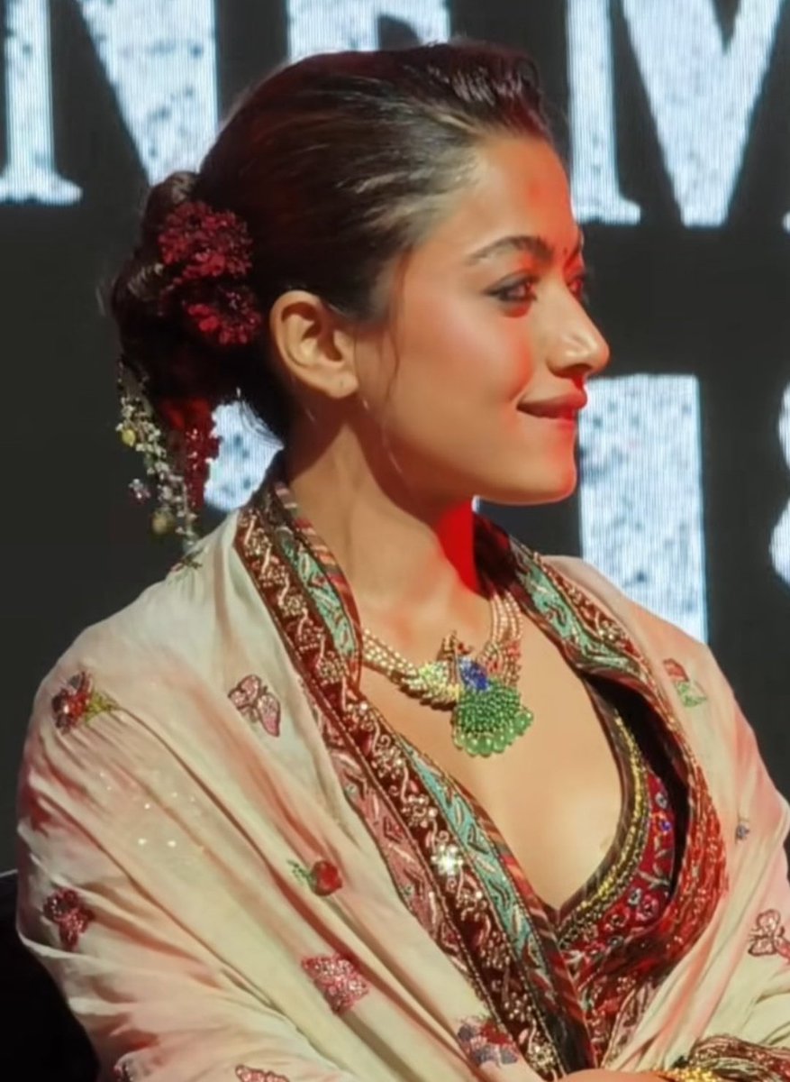 Rashmika Mandanna, blessed with amazing talent, looks very beautiful.
#RashmikaMandanna