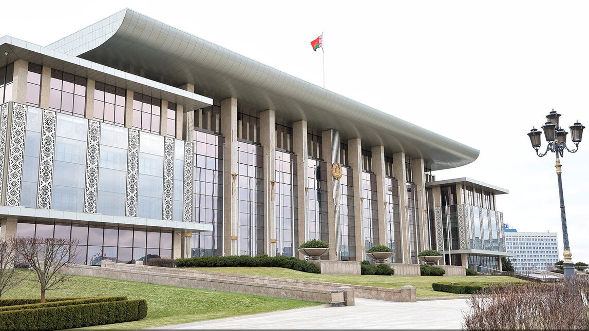 🇧🇾President #Lukashenko on Father's Day:
💬This day serves as a reminder of the responsible role men play in raising &amp; supporting children &amp; shaping their successful future. A father's guidance &amp; authority help set the right course in life, achieve goals, &amp; overcome difficulties