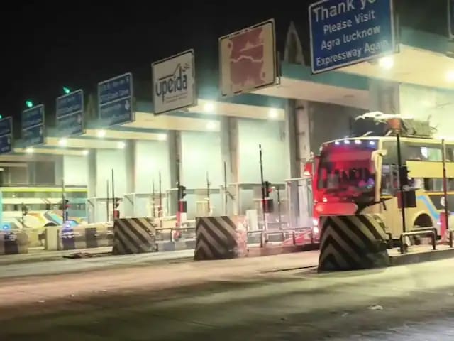 दिवाली पर कम बोनस मिलने से गुस्साए कर्मचारियों ने खोल दिया टोल🤣

दरअसल, आगरा-लखनऊ एक्सप्रेसवे के फतेहाबाद टोल पर तैनात कर्मचारियों को कंपनी की तरफ से 1100 रुपए का बोनस मिला,

जिसके चलते सारे कर्मचारियों का पारा चढ़ गया और गुस्से में उन्होंने टोल गेट खोल दिया।

उसके बाद लगभग 1