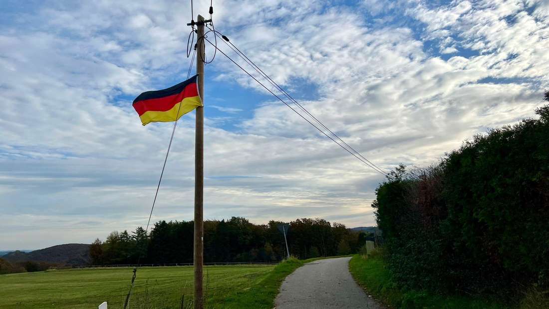 Lexa 🇩🇪 (@rebew_lexa) on Twitter photo Wegen des anbringens der Deutschen Flagge ermittelt der Staatsschutz. 
Was ist hier in Deutschland eigentlich los? 
In welchem anderen Land hat es so etwas schon einmal gegeben?
In der DDR 1977 hatte die Stasi bei einer Hausdurchsuchung bei mir auch eine Deutschland Flagge Wegen des anbringens der Deutschen Flagge ermittelt der Staatsschutz. 
Was ist hier in Deutschland eigentlich los? 
In welchem anderen Land hat es so etwas schon einmal gegeben?
In der DDR 1977 hatte die Stasi bei einer Hausdurchsuchung bei mir auch eine Deutschland Flagge