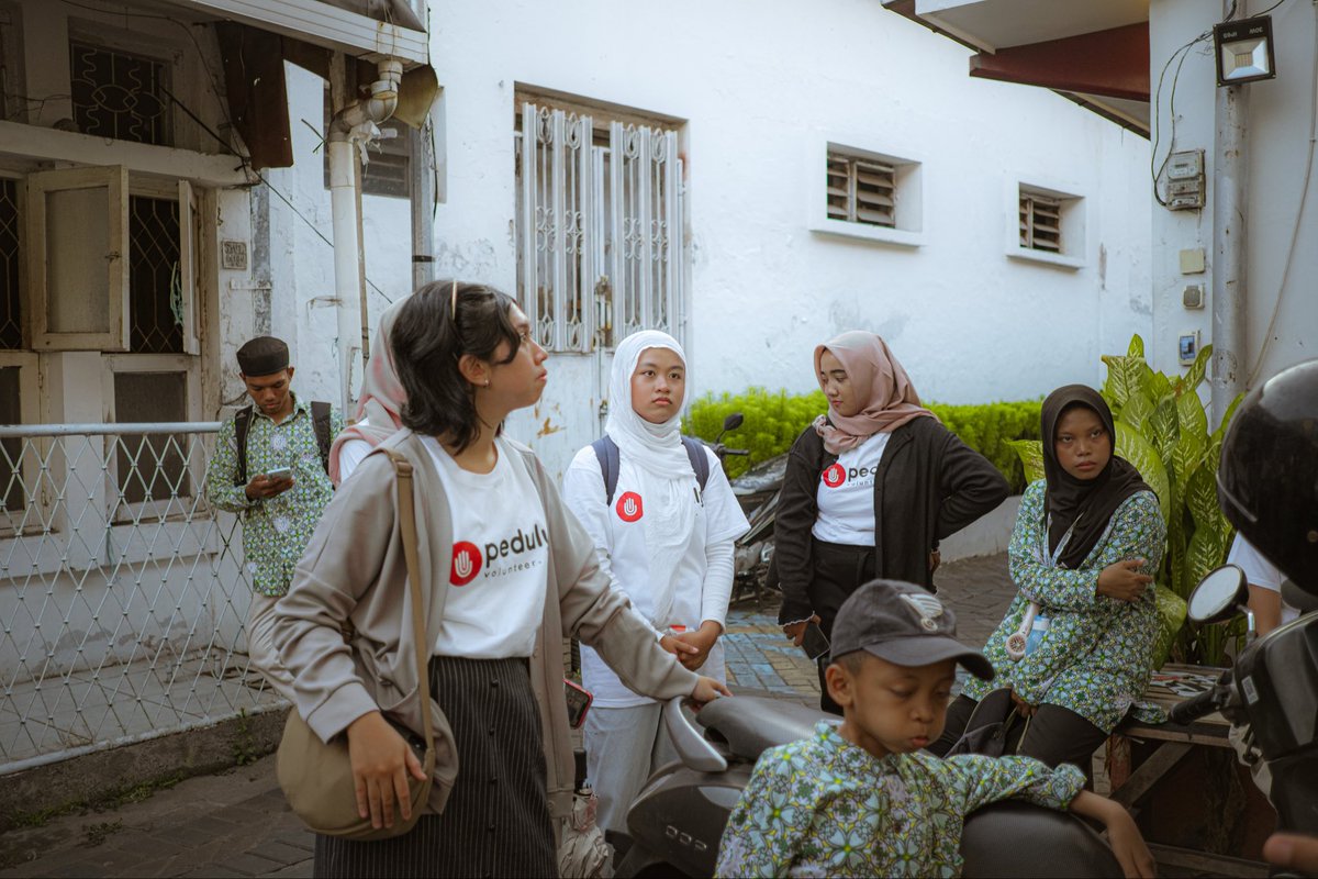 —— my first experience w/peduly surabaya!
such a cool and fun experience!! berkeliling kampung peneleh dengan mas, mba, dan adik adik gemas yang luar biasa! 🫶🏼 full senangnyaa!❤️‍🩹
(cr pic 2 mas imam &amp; mas doksi peduly!)