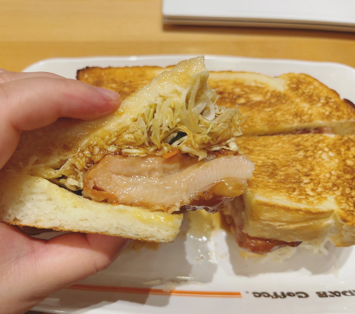 これが噂の「コメダ詐欺」か…🤣☕️
初めてチキンホットサンド頼んだら、想像の3倍のボリュームでお腹パンパン😂
動けない（笑）