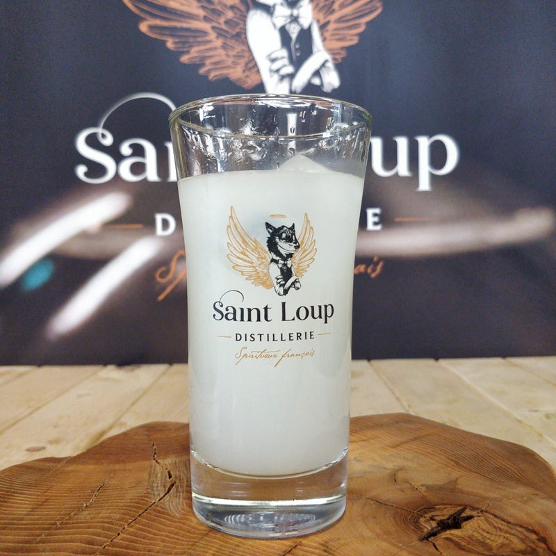 DistillerieLoup's tweet photo. Vous l'avez choisi, nous l'avons fait !
Retrouvez le verre long drink avec le logo de la distillerie.
Il est tout simplement magnifique ! 395 gramme pour accueillir vos cocktails, Gin tonic ou Pastis Saint Loup !
Vendu à l'unité ou en pack de 6. 
https://t.co/z2okiPqdWF https://t.co/H0fi6GAozC