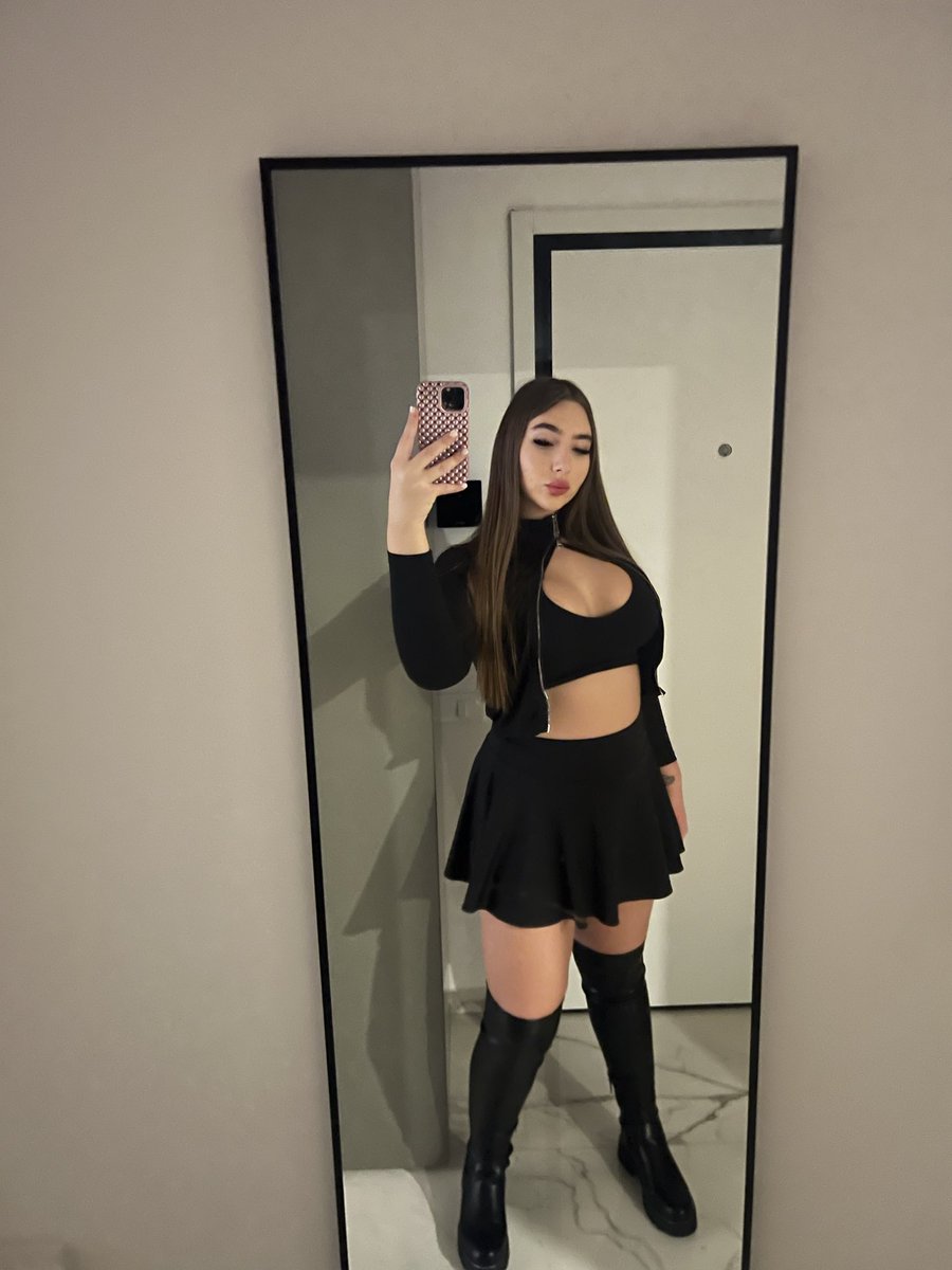 You would be surprised what I got under my skirt..

#shemale #ladyboy #trans #nsfwtwtًً