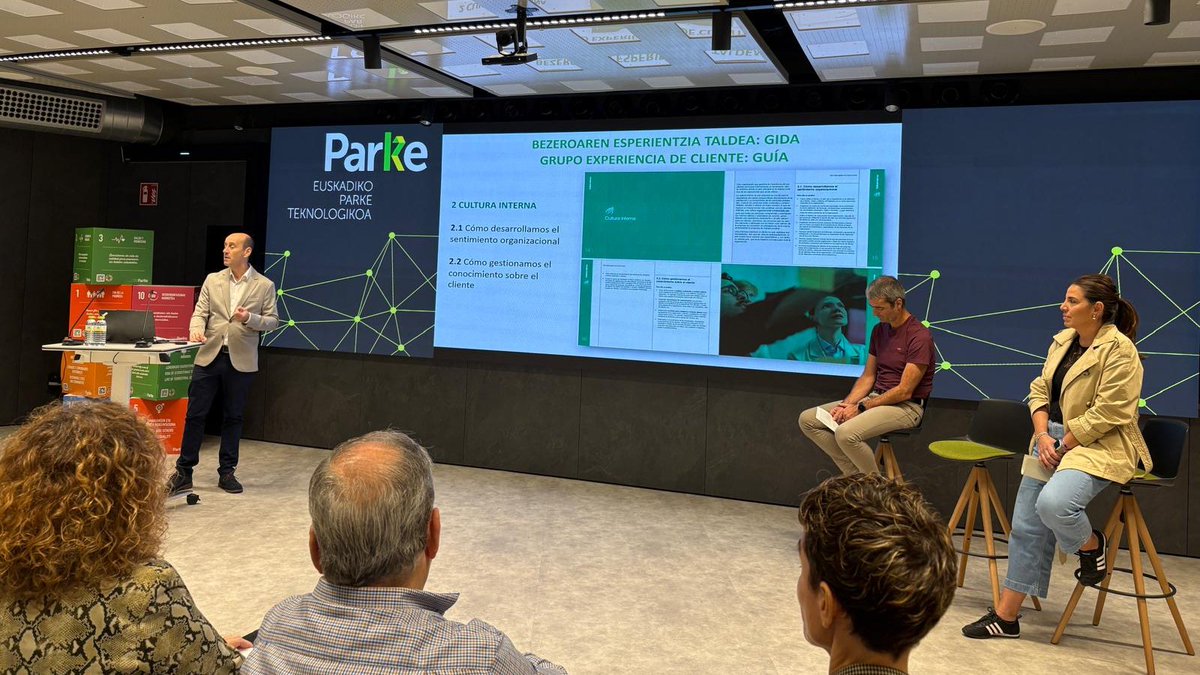 Hoy en el acto de la Semana Europea de #GestiónAvanzada <a href="/EUSKALIT/">EUSKALIT</a> 
👉"Cómo gestionar la Experiencia de Cliente: Metodología y Experiencias"
🗣️Isma Calle, director de gestión Mutualia, presenta la Guía para la mejora de la Experiencia de cliente, en cuya elaboración ha participado