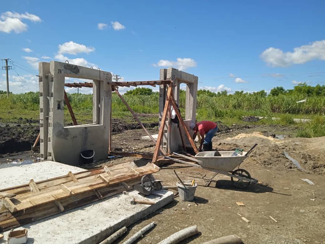Los objetos de obra de Prefabricado y Premezclado ya están en pleno avance en el Parque Solar Fotovoltaico El Meso, Jatibonico.
Si Perder un Día ,Si Se Puede 
#PorCubaJuntosCreamos