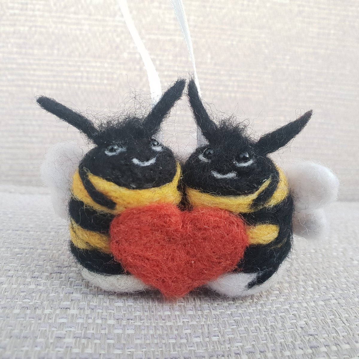 Happy National Honey Day from this cute hand felted Bee couple! 🐝🐝❤️
therockingfelter.etsy.com/listing/161329…
#Bees #NationalHoneyDay #honey #handmade #earlybiz #shopindie