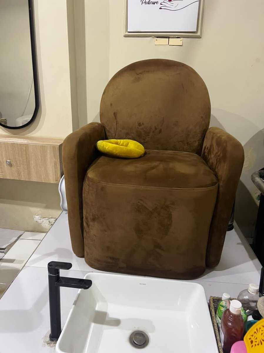 HumbleDeclutter's tweet image. Items: Chair, stool and pedicure basin

Price: 90k

Location: Agungi Lekki 

Defect: None