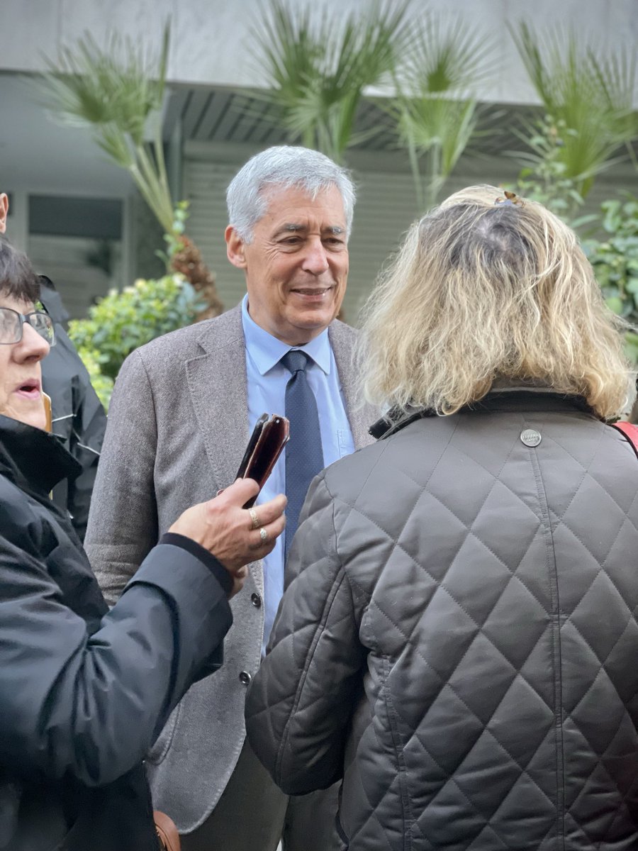 gauthierdupont_'s tweet image. Triste jour pour la République. Le visage fermé d’Henri Guaino en dit long. Ce n’est pas la fin d’un monde, mais peut-être celle d’une nuance, d’un ton, d’une certaine tenue. On peut bien feindre de n’y voir qu’un revers ou une péripétie, mais il y a dans le silence des jours…