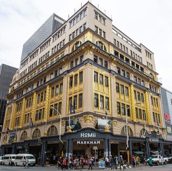 Am_Blujay's tweet image. Tragic Lift Shaft Incident at Homii Flats: Father Seeks Justice for Dlamini Twins
Durban, KwaZulu-Natal – October 21, 2025 

A heartbroken father, identified as Mr. Khaya Dlamini, has launched a desperate public appeal under the hashtag #JusticeForDlaminiTwins following a…