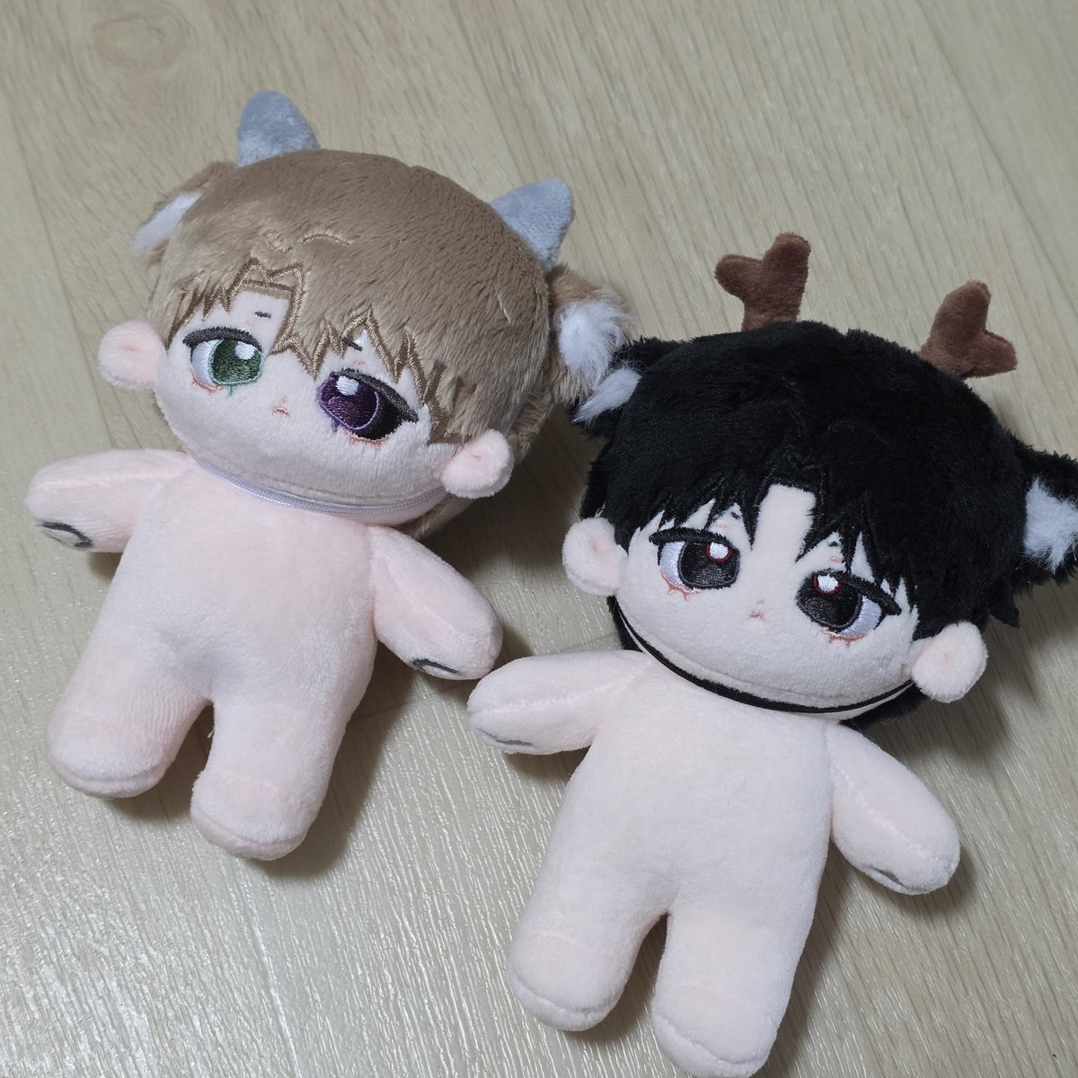 Sloth_spring's tweet image. 저의 첫 갠제 사헌이랑 솔음이가 도착했다는 기쁜 소식을 전해드립니다🥹 공장 사진으로 볼때보다 눈으로 보니까 더 예쁘네요.. 그런데 사헌이랑 솔음이 같은 피부 원단으로 했는데 사헌이만 왤캐 빨게요?? 당황스럽다....  심지어 공장에서 보내준 사진들에서도 둘이 색차이가 약간...🤦‍♀️