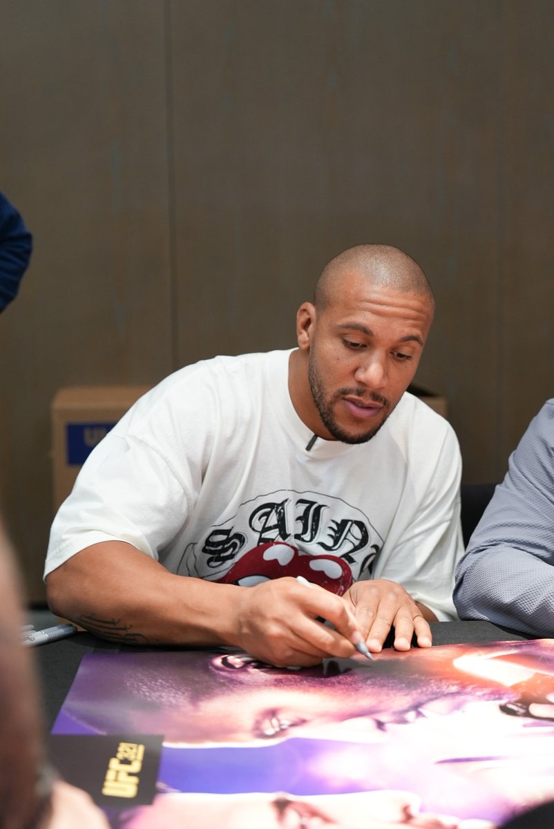 Bon Gamin in the building 🇫🇷

@Ciryl_Gane has arrived for #UFC321 fight week!

[ #InAbuDhabi | <a href="/AbuDhabiEvents/">inabudhabi</a> | <a href="/VisitAbuDhabi/">Experience Abu Dhabi</a> ]