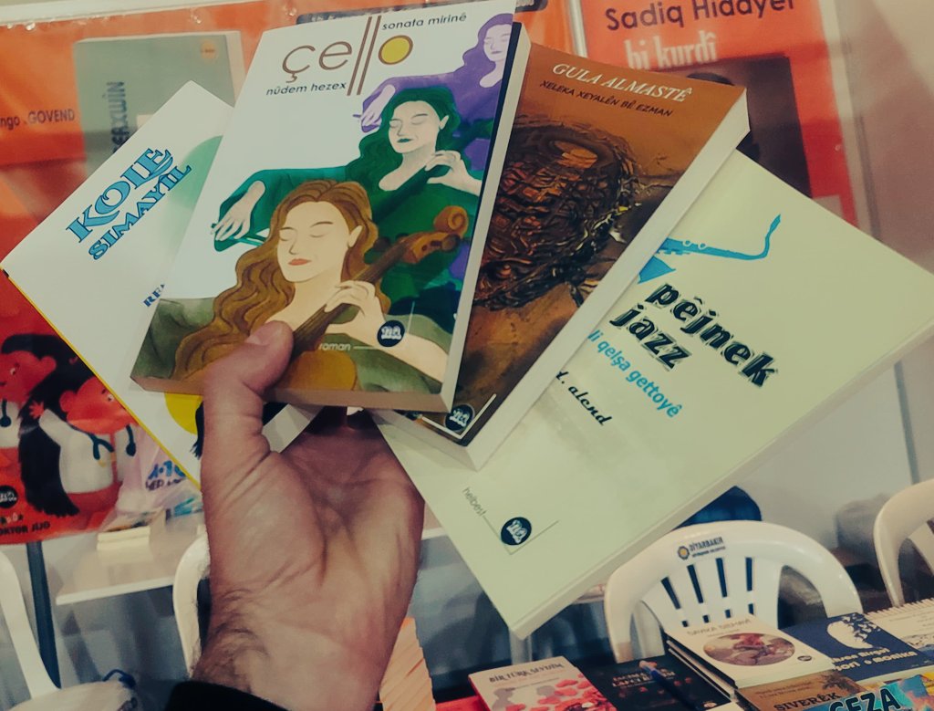 Hevparîya/teybetmendîya van her çar pirtûkan çi ye?

<a href="/WesanenNa/">na kitap</a>
<a href="/BakurCin/">Remezan Bakur</a>
<a href="/GunerHatay/">GulaAlmastê</a>