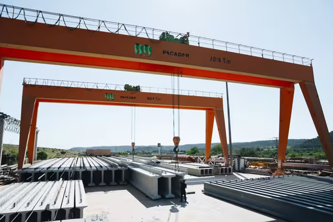 VIVIALT_'s tweet photo. 📢 #PACADAR, empresa miembro de @vivialt, lanza al mercado el hormigón HP Fck’100. Este novedoso material de construcción, ofrece la posibilidad de diseñar y fabricar elementos prefabricados con este material más esbeltos y seguros.
🔗 https://t.co/lHjsmpM3Yv https://t.co/wQ3ef1SpRP