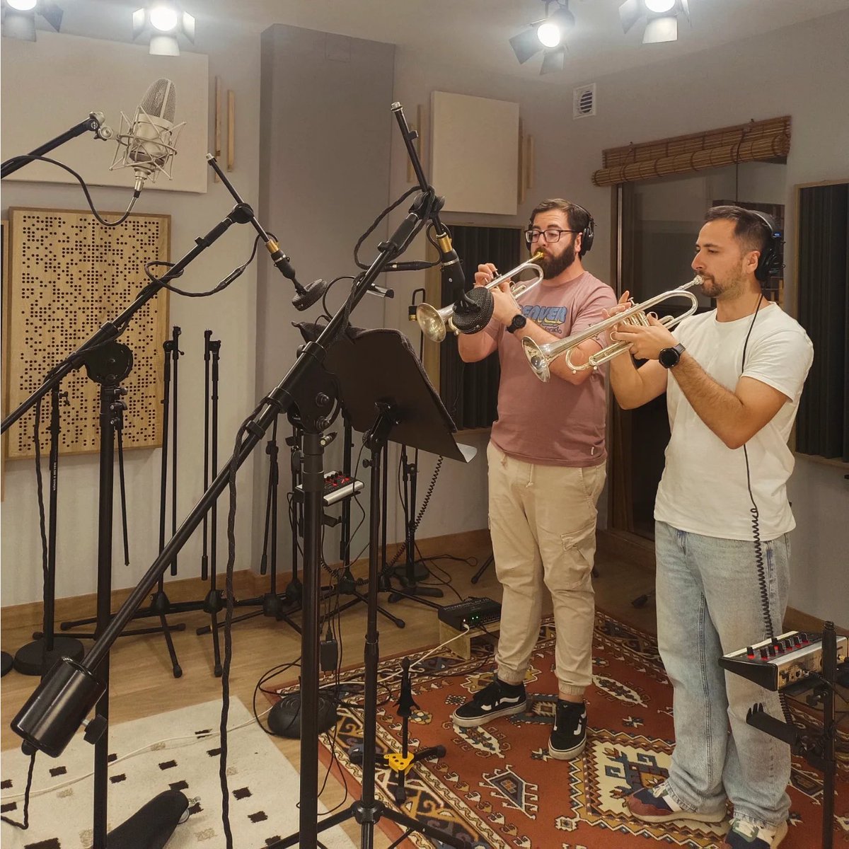 estudiolajoya's tweet photo. Estamos grabando más #metales con la Banda de Cornetas y Tambores Ntro. Padre Jesús #CautivodeMálaga con @sergiopastormusic y la visita de @sergyroman 🔴✨📯🎶💥 

 #LaJoyaMusic
#grabación #cofradia 
#semanasanta  #bandacornetaytambores
#cofrade #cofrades 
#elcautivodemalaga https://t.co/2IZQniBWh2