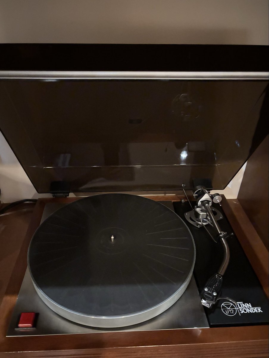 アンプとプレーヤーも設置。
完成間近です。
最後の力仕事、スピーカー搬入がまってる😂