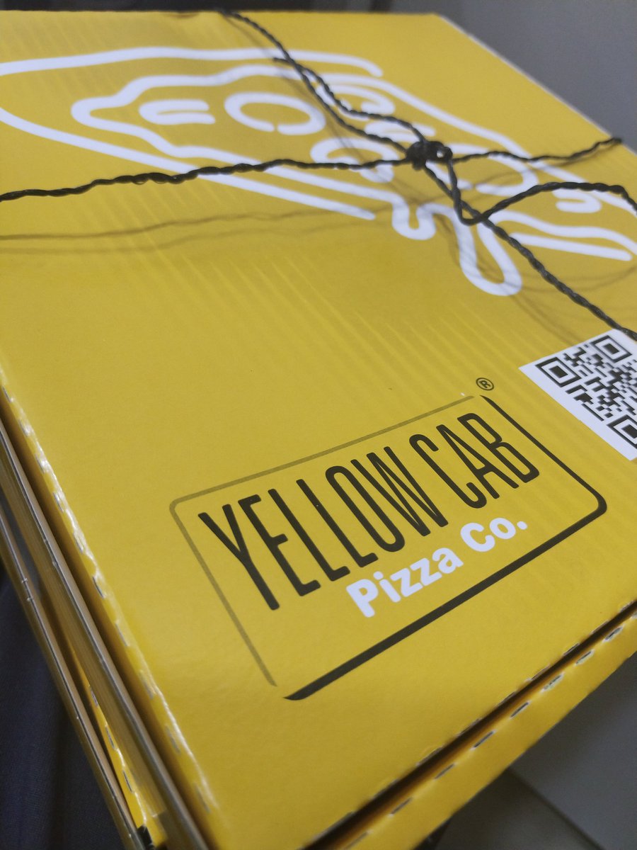 Emz01_'s tweet photo. When a friend messages you “Hi” and asks for your office address… then 30 minutes later, a rider calls saying he’s already outside. That’s it — and I got two boxes of Yellow Cab pizza! Yey...🍕💛

P.S. kalandian ko pala sya dati when we were still taking our MBA 🫣 https://t.co/Fcftex7Yju