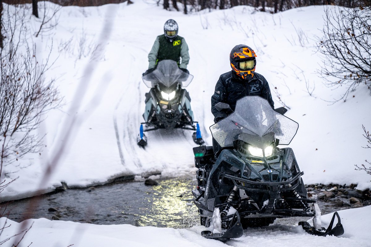 polarisjpn's tweet image. 凍てつく寒さ、容赦ない大地――TITANは、そんな極限の世界でこそ真価を発揮します。アラスカの過酷な環境で何日も、何千マイルも走り続け、その性能を限界まで検証。どんな冬の冒険にも挑む準備ができています。※危険ですので真似しないでください。 #PolarisSnow #TITAN #Alaska #snowmobiles