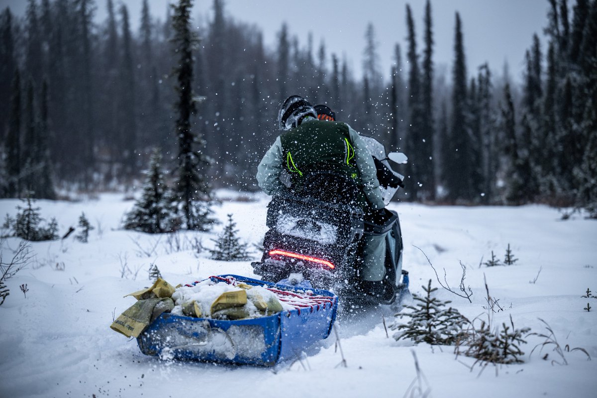 polarisjpn's tweet image. 凍てつく寒さ、容赦ない大地――TITANは、そんな極限の世界でこそ真価を発揮します。アラスカの過酷な環境で何日も、何千マイルも走り続け、その性能を限界まで検証。どんな冬の冒険にも挑む準備ができています。※危険ですので真似しないでください。 #PolarisSnow #TITAN #Alaska #snowmobiles