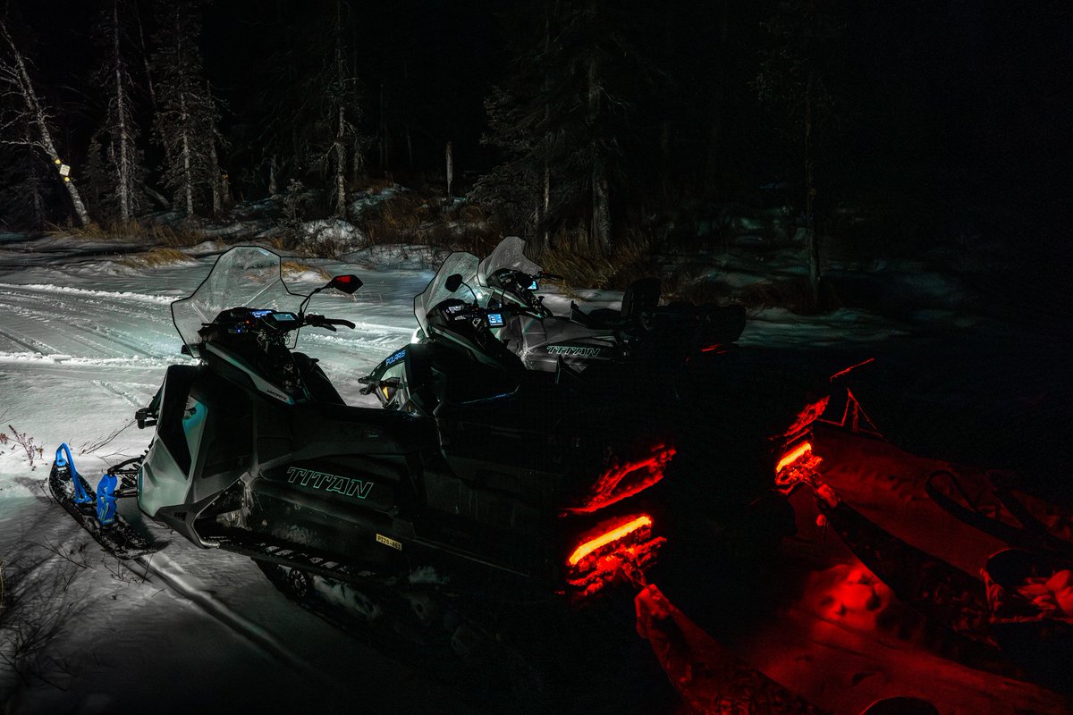 polarisjpn's tweet image. 凍てつく寒さ、容赦ない大地――TITANは、そんな極限の世界でこそ真価を発揮します。アラスカの過酷な環境で何日も、何千マイルも走り続け、その性能を限界まで検証。どんな冬の冒険にも挑む準備ができています。※危険ですので真似しないでください。 #PolarisSnow #TITAN #Alaska #snowmobiles