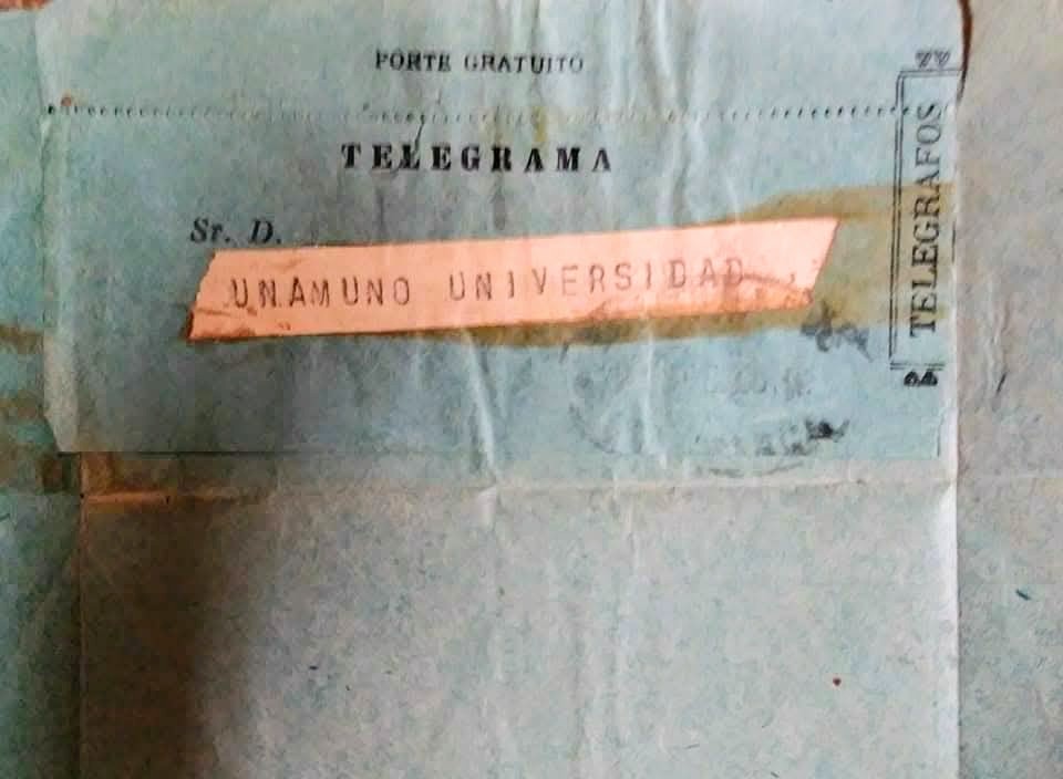 Librera anticuaria revisando su colección de tesoros: telegrama original que recibió Miguel de Unamuno cuando volvió a Salamanca, tras el destierro en 1930...