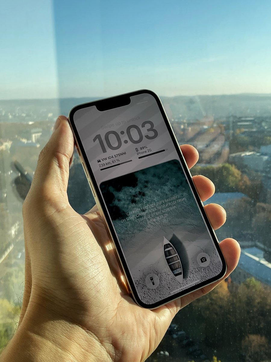 AppleBloggerUX's tweet image. It’s my iPhone Lockscreen on iOS 26. Can you upload your phone’s lockscreen?