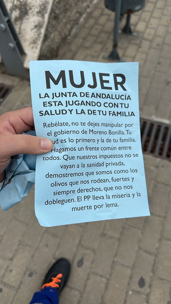 Nos dice mucha gente indignada que están repartiendo éste panfleto por los municipios de #Jaén. 
Solo tengo una cosa que decir: La política basura solo es el reflejo de la persona política que la practica.