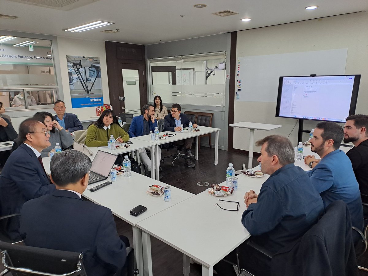 LabORA_robotics's tweet image. 🇰🇷 DAY 2: LabORA in Seoul
Last visit for today:
5⃣ NT Robot – wearable assistive, delivery & rehab robots
🤝 Meeting with Kay Kim, CEO
#AssistiveRobotics #Seoul