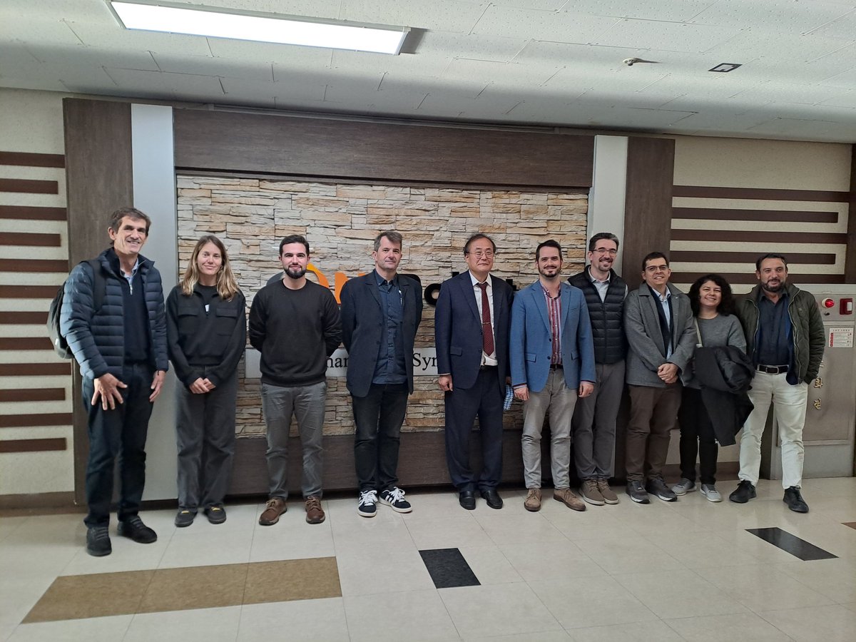 LabORA_robotics's tweet image. 🇰🇷 DAY 2: LabORA in Seoul
Last visit for today:
5⃣ NT Robot – wearable assistive, delivery & rehab robots
🤝 Meeting with Kay Kim, CEO
#AssistiveRobotics #Seoul