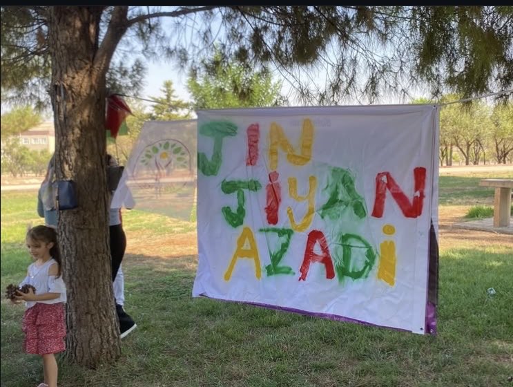 Em bı felsefeya JIN JİYAN AZADİ xu bı rexıstın dıkkın💐