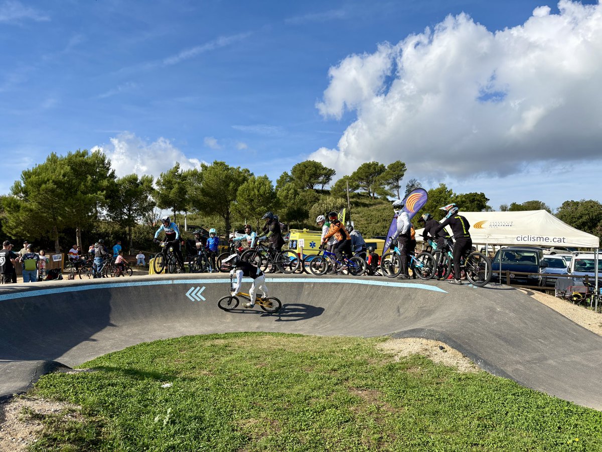 AjBegur's tweet image. 📢 El resum de la 3a edició del #BegurSobreRodes, la galeria fotogràfica, i les classificacions de la 5a Copa Catalana de Pumptrack, celebrats aquest cap de setmana al circuit de #pumptrack de #Begur, disponible a través de la nostra web: 
begur.cat/noticies/begur…