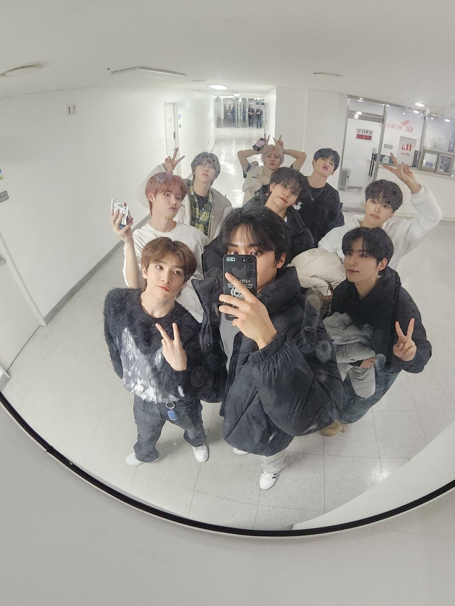 [🗳️] 
Dont forget to tweet

I VOTE #CRAVITY for #2025MAMAVOTE

Please retweet 🔁.