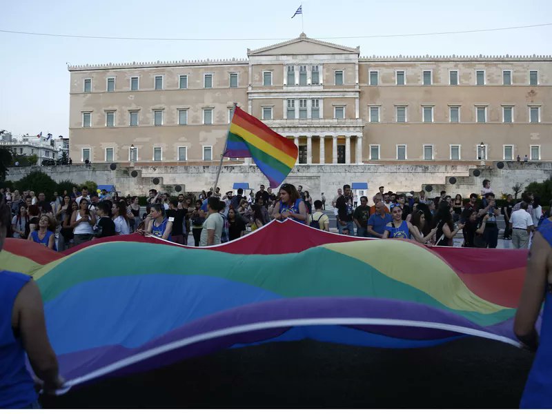 Με τόσο φουσταριό μαζεμένο στη ΝΔ, τόσες λούγκρες και τόσες κακιές, πού να τολμήσει η κυβέρνηση να εφαρμόσει την ισχύουσα νομοθεσία για την προστασία του Μνημείου του Αγνώστου Στρατιώτη, όταν οι ανώμαλοι στήνανε εκεί σόου;