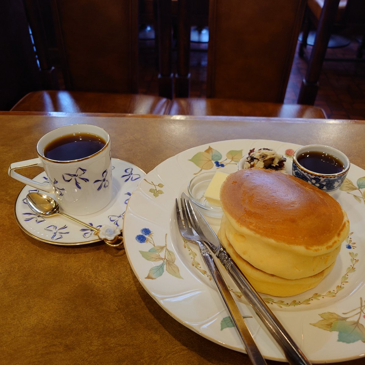junkissa_mitos's tweet image. 【今日の純喫茶☕01974:ブラウン喫茶デルコッファー(本所吾妻橋、2025年10月21日)】
スカイツリー近くの名純喫茶。
店名はドイツ語でトランクの意味。
名物のホットケーキとグアテマラ珈琲を美味しく頂きました。
#JapaneseCafe
#ブラウン喫茶デルコッファー